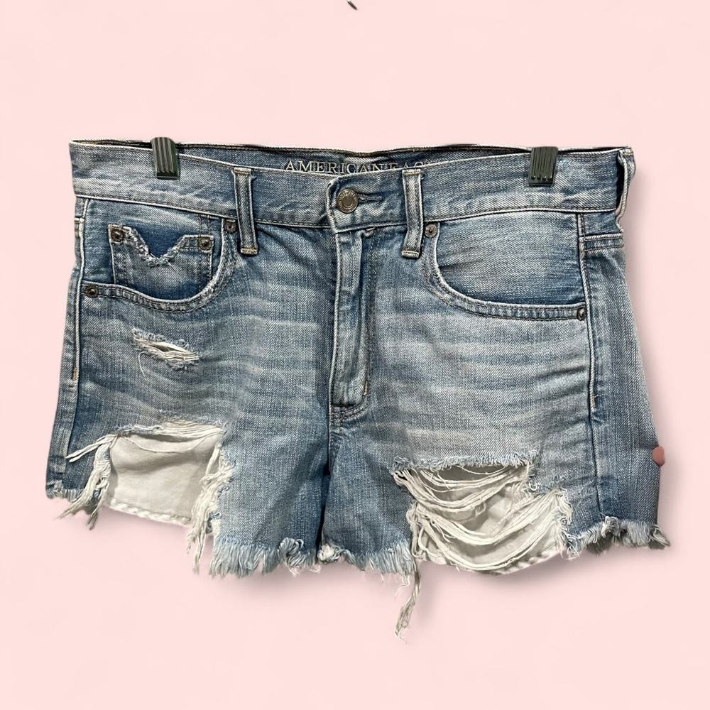 Cute American Eagle distressed vintage hi-rise shorty jean shorts pockets